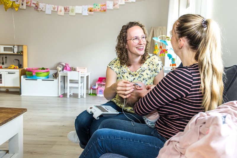 GGD Mederwerker Voert Gehoortest Uit Bij Baby