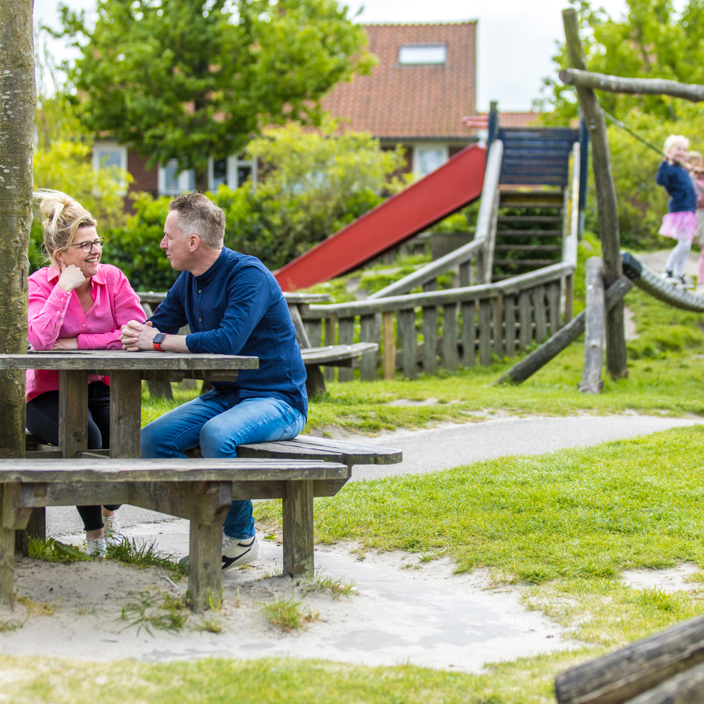 Spelend gezin in de speeltuin: GGD Fryslân zet zich in voor de gezondheid van jong en oud.